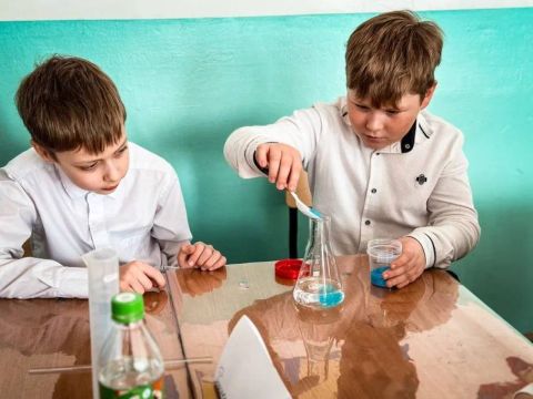 Фото-репортаж: «Химия – это волшебство»: младшеклассники Находки учатся ставить безопасные опыты