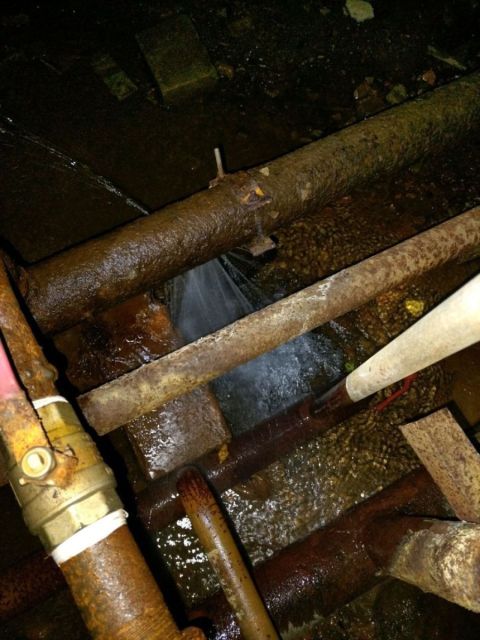 Фото-репортаж: УК бездействует, подвал тонет: аварию в многоквартирном доме отказались ликвидировать на выходных