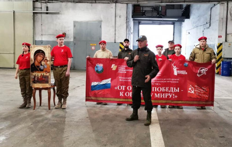 Фото-репортаж: Знамя Победы развернули еще в двух приморских городах