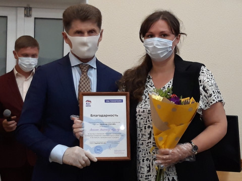 Фото-репортаж: Олег Кожемяко поблагодарил приморских волонтеров за работу в период эпидемии