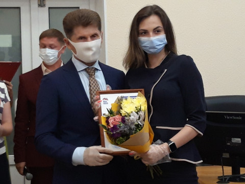 Фото-репортаж: Олег Кожемяко поблагодарил приморских волонтеров за работу в период эпидемии