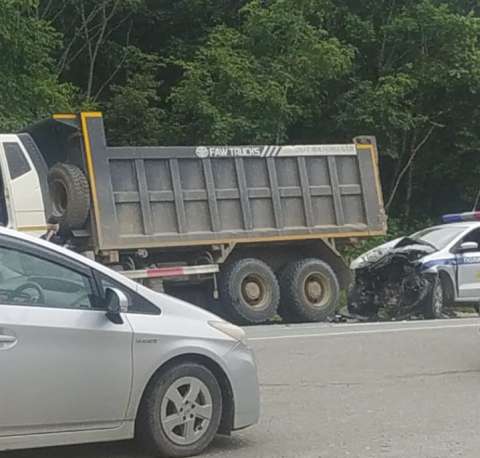 Фото-репортаж: Попали в мясорубку: самосвалы протаранили полицию Приморья