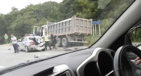 Фото-репортаж: Попали в мясорубку: самосвалы протаранили полицию Приморья