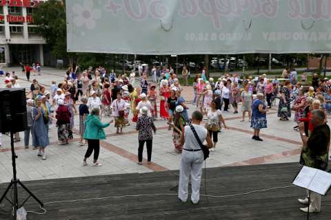 Фото-репортаж: Танцуют все: «Летние вечера 50+» вернулись в муниципалитеты Приморья