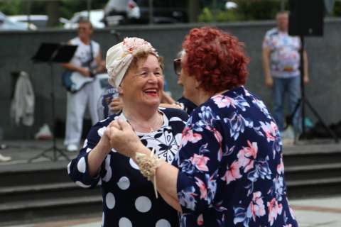 Фото-репортаж: Танцуют все: «Летние вечера 50+» вернулись в муниципалитеты Приморья