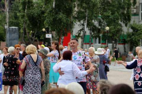 Фото-репортаж: Танцуют все: «Летние вечера 50+» вернулись в муниципалитеты Приморья