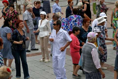 Фото-репортаж: Танцуют все: «Летние вечера 50+» вернулись в муниципалитеты Приморья