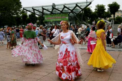 Фото-репортаж: Танцуют все: «Летние вечера 50+» вернулись в муниципалитеты Приморья