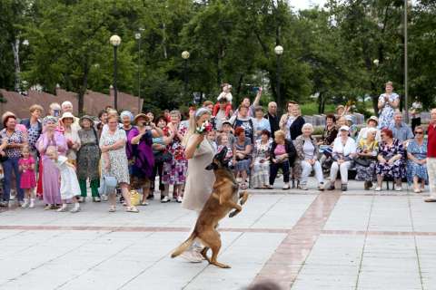 Фото-репортаж: Танцуют все: «Летние вечера 50+» вернулись в муниципалитеты Приморья