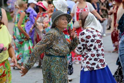 Фото-репортаж: Танцуют все: «Летние вечера 50+» вернулись в муниципалитеты Приморья