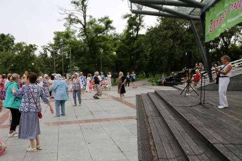 Фото-репортаж: Танцуют все: «Летние вечера 50+» вернулись в муниципалитеты Приморья