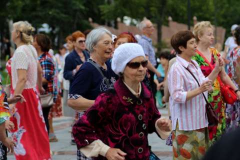 Фото-репортаж: Танцуют все: «Летние вечера 50+» вернулись в муниципалитеты Приморья