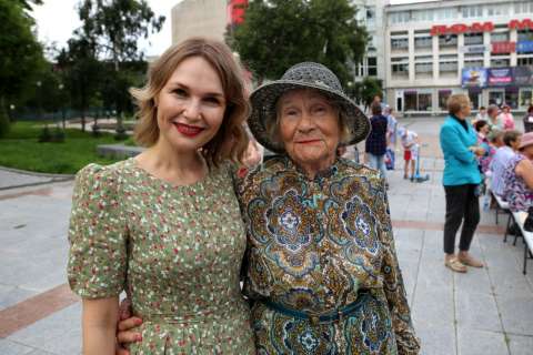 Фото-репортаж: Танцуют все: «Летние вечера 50+» вернулись в муниципалитеты Приморья