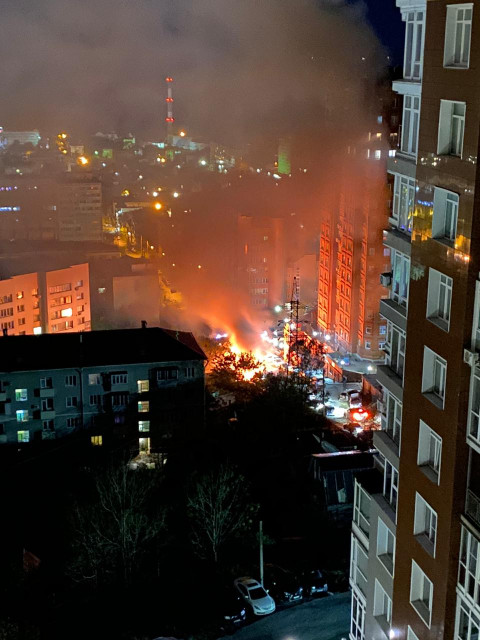 Фото-репортаж: Припаркованные автомобили вспыхнули во Владивостоке этой ночью