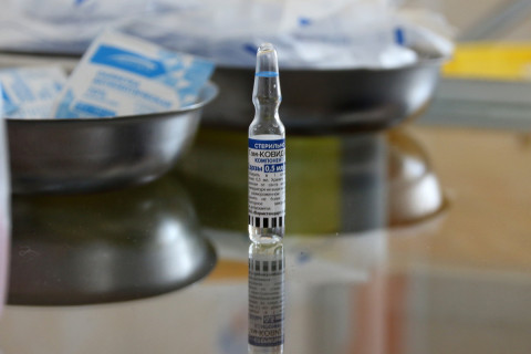 Фото-репортаж: Около пяти тысяч приморцев ежедневно вакцинируются от COVID-19