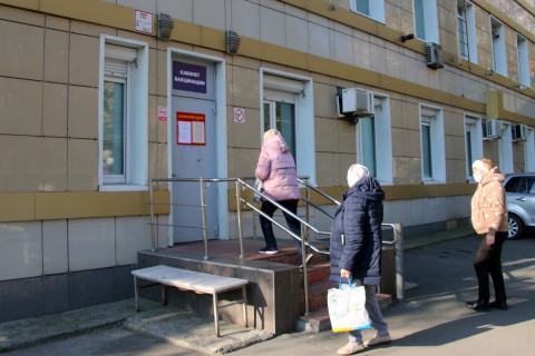 Фото-репортаж: Около пяти тысяч приморцев ежедневно вакцинируются от COVID-19