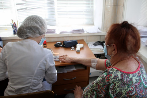 Фото-репортаж: Около пяти тысяч приморцев ежедневно вакцинируются от COVID-19