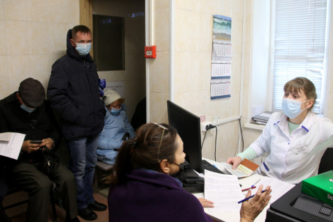 Фото-репортаж: Около пяти тысяч приморцев ежедневно вакцинируются от COVID-19