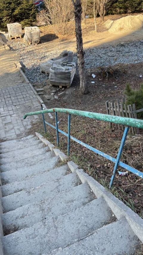 Фото-репортаж: Коммунальщики Владивостока порушили труды жильцов, самостоятельно благоустроивших себе двор