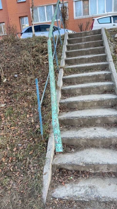 Фото-репортаж: Коммунальщики Владивостока порушили труды жильцов, самостоятельно благоустроивших себе двор