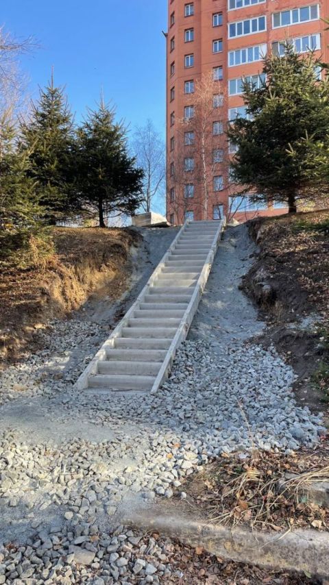 Фото-репортаж: Коммунальщики Владивостока порушили труды жильцов, самостоятельно благоустроивших себе двор