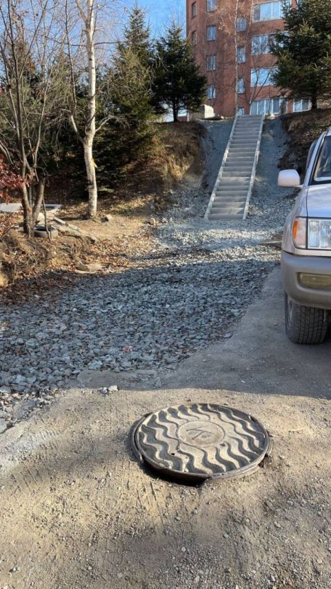 Фото-репортаж: Коммунальщики Владивостока порушили труды жильцов, самостоятельно благоустроивших себе двор