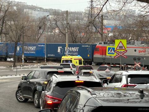 Фото-репортаж: Порывы на теплосетях во Владивостоке оставили людей без отопления и парализовали движение транспорта (ОБНОВЛЕНО)