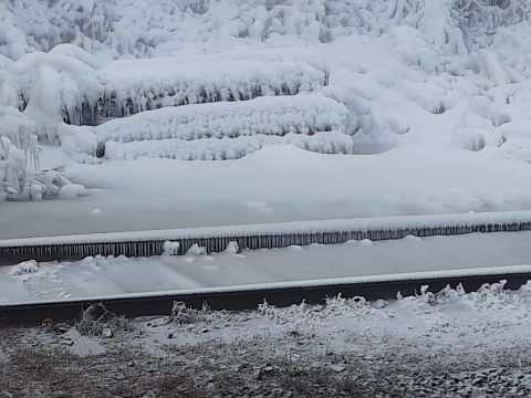 Фото-репортаж: Порывы на теплосетях во Владивостоке оставили людей без отопления и парализовали движение транспорта (ОБНОВЛЕНО)