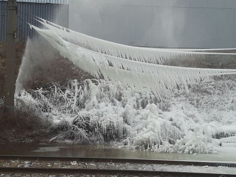 Фото-репортаж: Порывы на теплосетях во Владивостоке оставили людей без отопления и парализовали движение транспорта (ОБНОВЛЕНО)