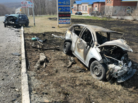 Фото-репортаж: ДТП в Приморье закончилось пожаром