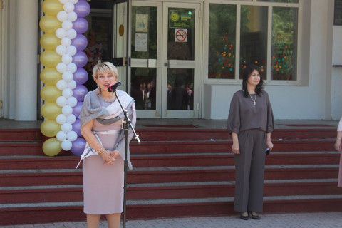 Фото-репортаж: Министр образования Приморского края поздравила выпускников школы №25 Уссурийска