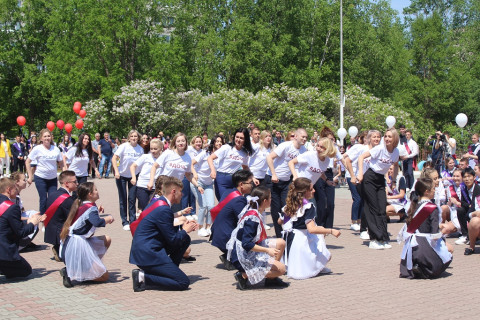 Фото-репортаж: Министр образования Приморского края поздравила выпускников школы №25 Уссурийска