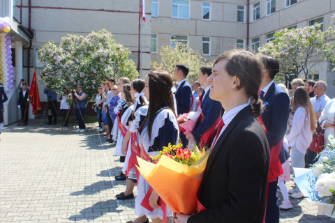 Фото-репортаж: Министр образования Приморского края поздравила выпускников школы №25 Уссурийска