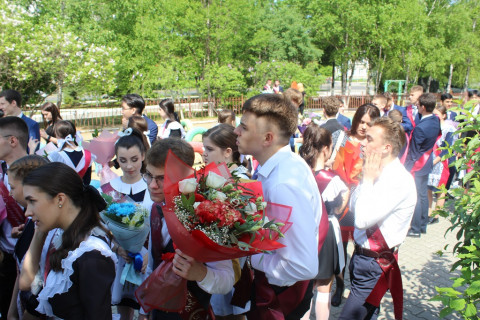 Фото-репортаж: Министр образования Приморского края поздравила выпускников школы №25 Уссурийска