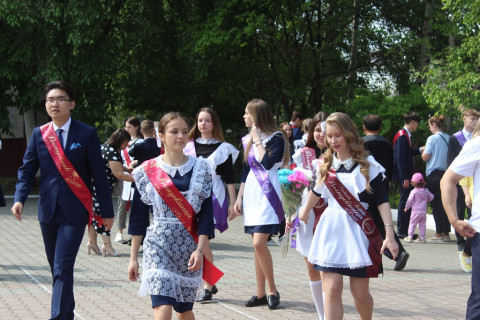 Фото-репортаж: Министр образования Приморского края поздравила выпускников школы №25 Уссурийска