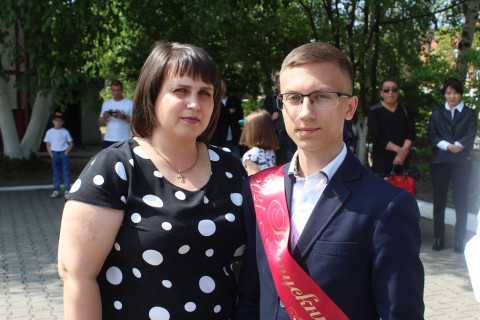 Фото-репортаж: Министр образования Приморского края поздравила выпускников школы №25 Уссурийска