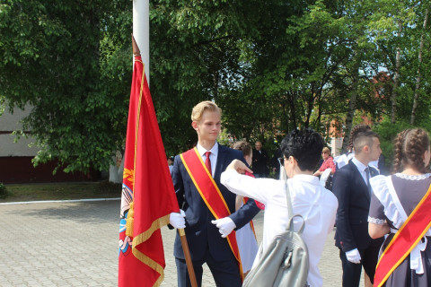 Фото-репортаж: Министр образования Приморского края поздравила выпускников школы №25 Уссурийска
