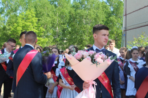 Фото-репортаж: Министр образования Приморского края поздравила выпускников школы №25 Уссурийска