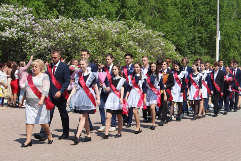 Фото-репортаж: Министр образования Приморского края поздравила выпускников школы №25 Уссурийска