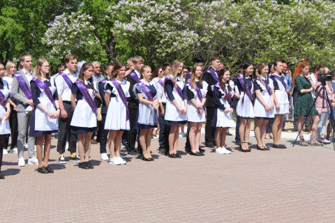 Фото-репортаж: Министр образования Приморского края поздравила выпускников школы №25 Уссурийска