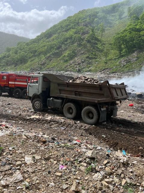 Фото-репортаж: Очередной мусорный полигон горит в Приморье