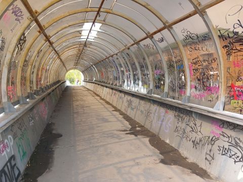 Фото-репортаж: "Инновация превратилась в помойку": во Владивостоке ветшает печально известный виадук