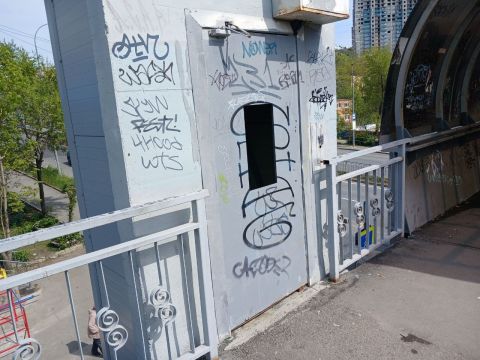 Фото-репортаж: "Инновация превратилась в помойку": во Владивостоке ветшает печально известный виадук