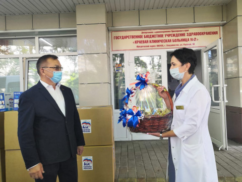 Фото-репортаж: Ко дню медика единороссы передали приморским врачам защитные комплекты и оборудование для комнат отдыха