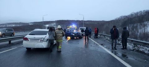 Фото-репортаж: Массовая авария парализовала движение по федеральной трассе на Камчатке