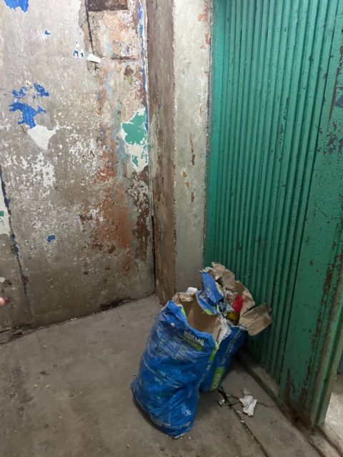 Фото-репортаж: Владивостокцы просят мэрию спасти дом от самоуправства управляющей компании