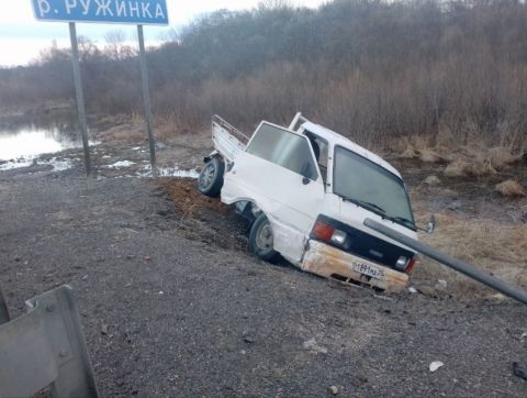 Фото-репортаж: Большой и маленький грузовики столкнулись на федеральной трассе в Приморье