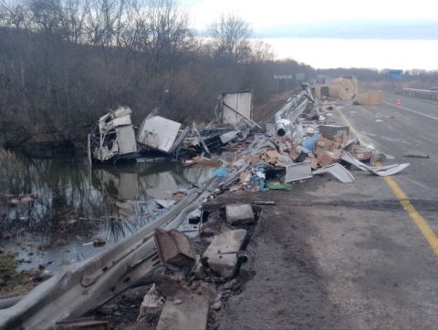 Фото-репортаж: Большой и маленький грузовики столкнулись на федеральной трассе в Приморье