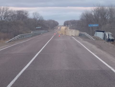 Фото-репортаж: Большой и маленький грузовики столкнулись на федеральной трассе в Приморье