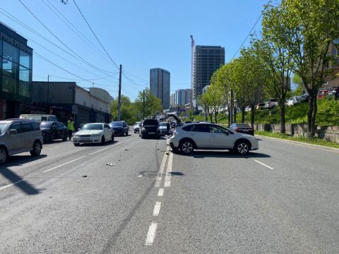 Фото-репортаж: Уснувший водитель спровоцировал массовое ДТП на проспекте во Владивостоке